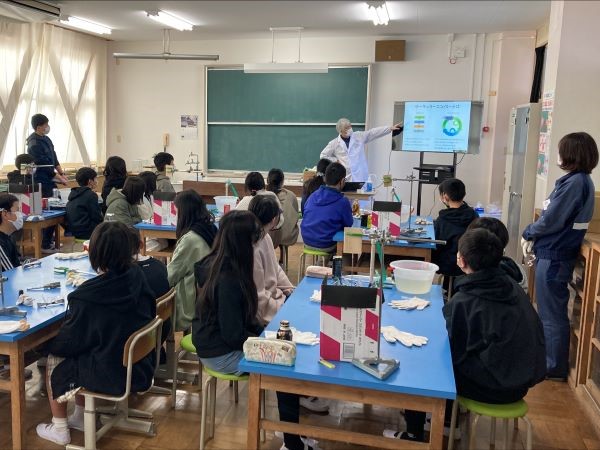 On-site lesson at an elementary school (Ibaraki Plant)