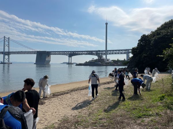 Cleaning up the ocean shoreline, using biodegradable garbage bags made from BioPBSTM (Kagawa Plant, Okayama Plant)
