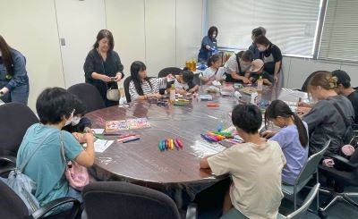 Making button badges from plastic bottles (Central Japan Plant)