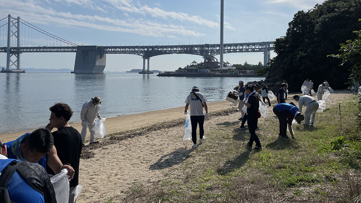 Cleaning up the ocean shoreline, using biodegradable garbage bags made from BioPBSTM (Kagawa Plant)