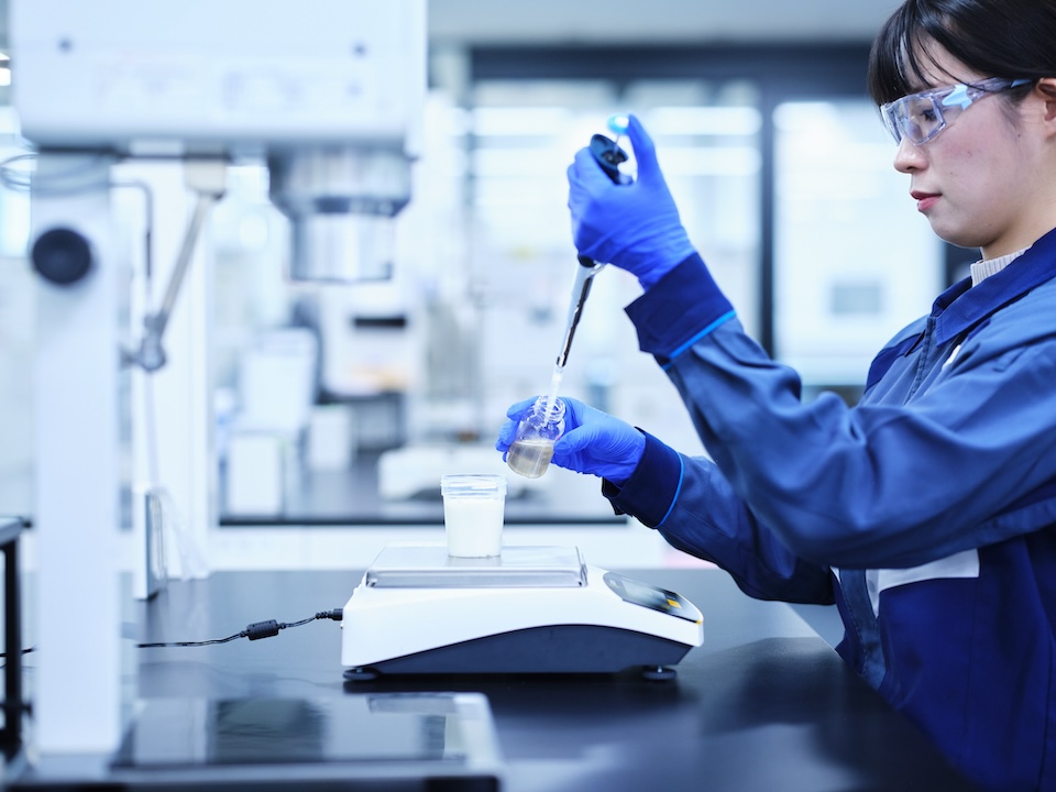 現在、ヨーグルトの賞味期限は、国内製品で概ね3週間程度です。特に、健康に効果のある特殊な乳酸菌は、デリケートで死滅しやすい。日本では流通網が発達しているため問題になりにくいですが、中国のような広い国や東南アジアのように海上輸送や航空輸送が多い地域では、品質維持が難しい。この課題を解決して賞味期限を延ばすことができれば、より多くの人にヨーグルトを届けられて健康への貢献やフードロスの削減につながります。<br>そこで着目したのが、乳化剤であるシュガーエステルが副次的に持つ「静菌作用」です。ヨーグルトに添加することで、過発酵を抑制して乳酸菌を死滅させずに数を維持できる。そんなシュガーエステルを有効成分とした製剤である「発酵乳風味改良剤」の開発に取り組んでいます。